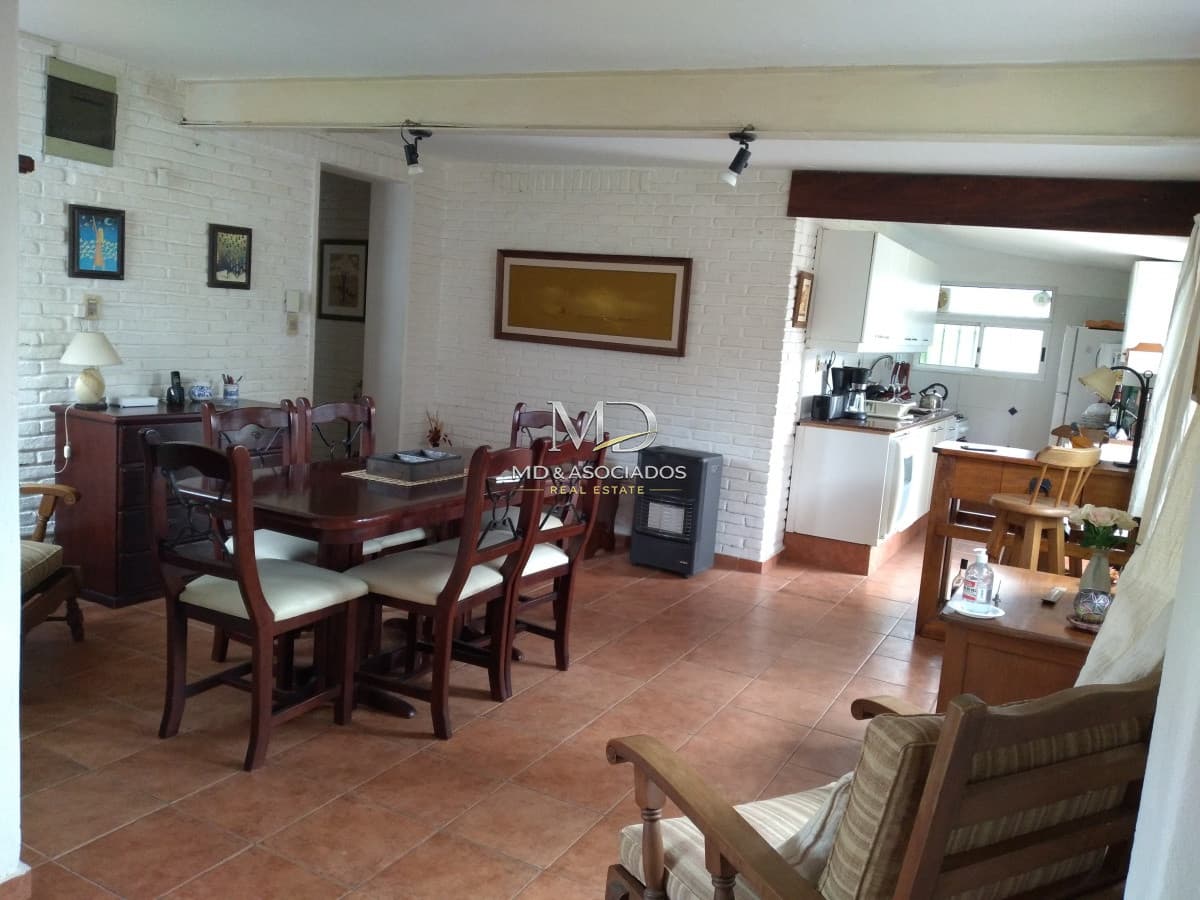 Hermosa casa a tan solo 2 cuadras de playa Brava. REF: 6248