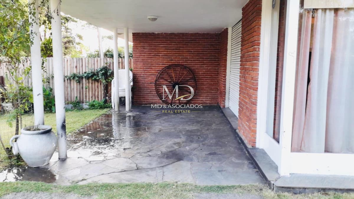Hermosa casa en excelente punto, a metros de playa mansa.Ref : 6274