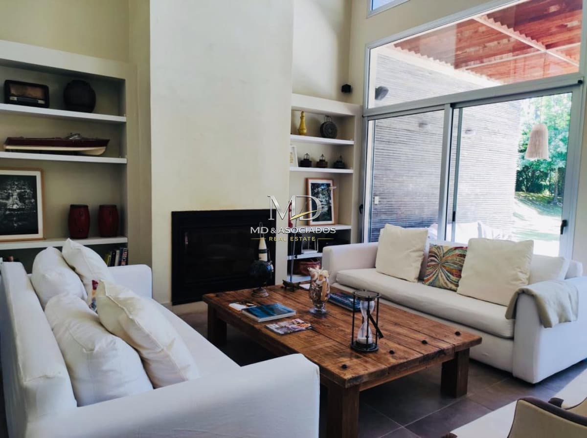 Hermosa casa con piscina climatizada en barrio privado. REF: 7726