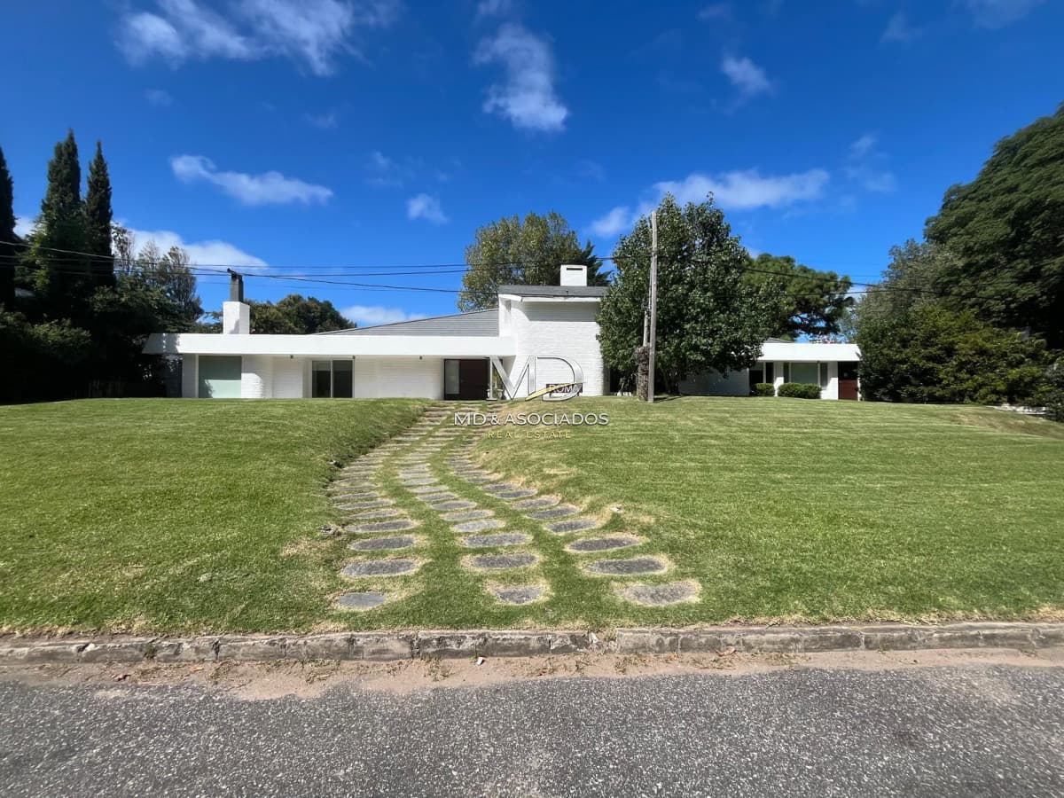 Hermosa Casa en Venta - Espaciosa, Luminosa y con Jardín con Piscina. REF:8191