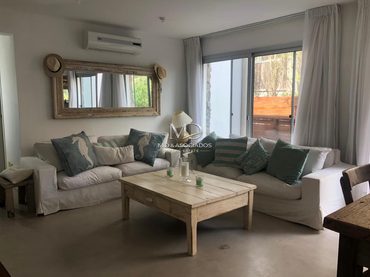 Venta y alquiler de hermosa casa en Santa Mónica.Ref: 7509