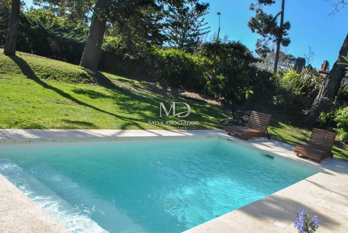 Hermosa casa gran parque con piscina climatizada y parrillero. REF: 6768
