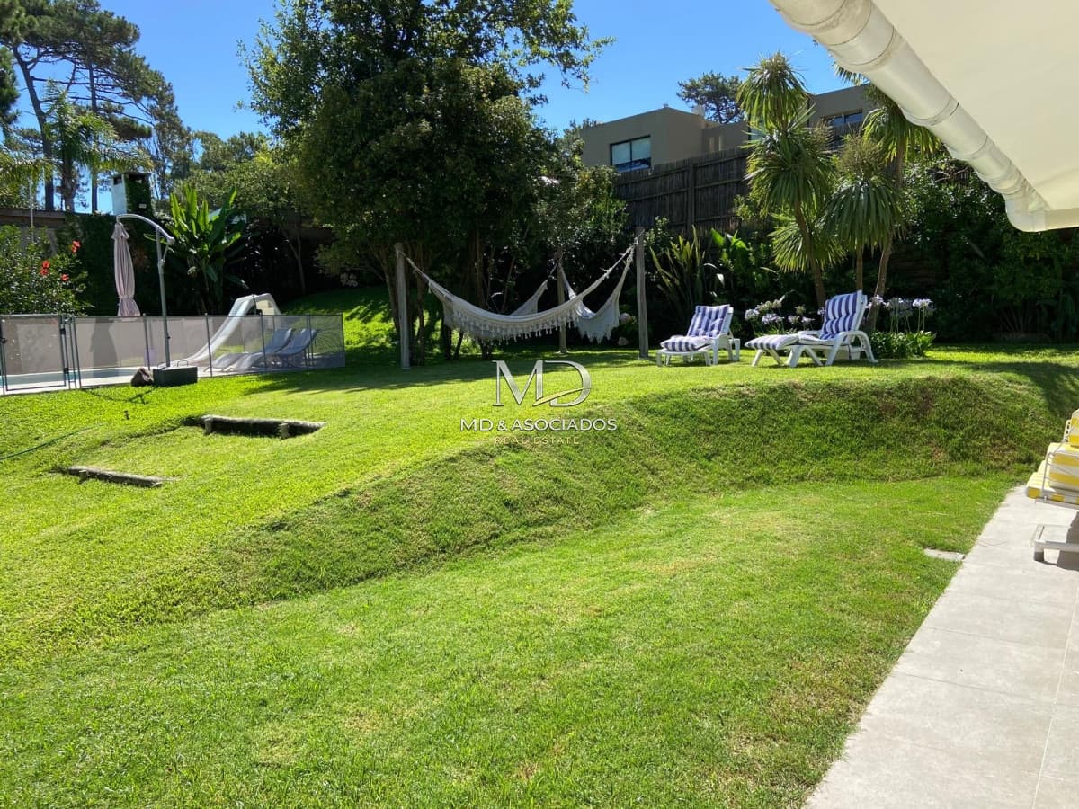 HERMOSA CASA A 3 CUADRAS DE LA PLAYA CON PISCINA CLIMATIZADA. REF 6350