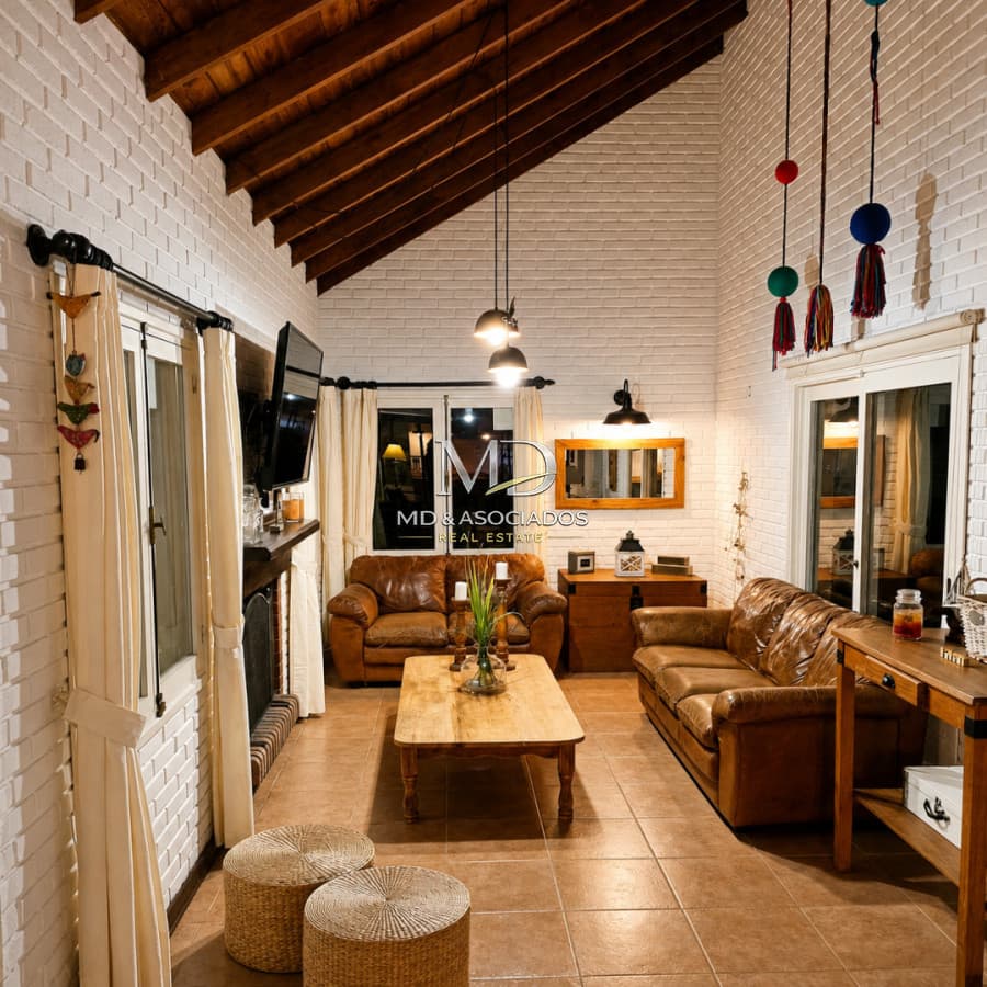 Hermosa casa en tradicional barrio San Rafael, a tan solo cuatro cuadras de playa brava.Ref : 6218