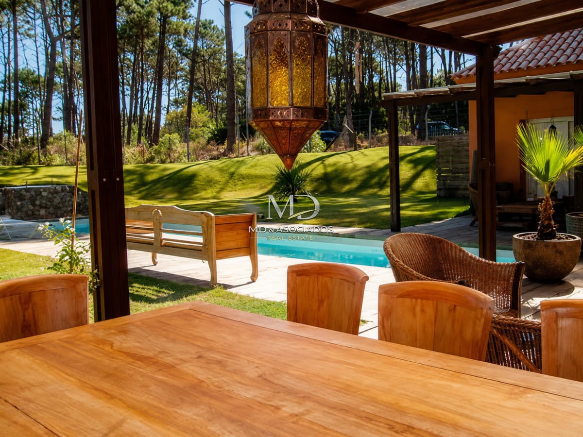 Espectacular propiedad con piscina en barrio privado Laguna Blanca. Ref:5627