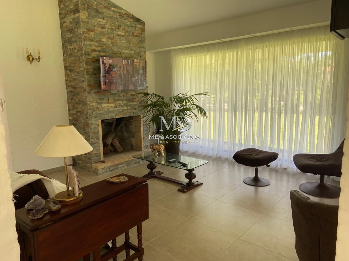 HERMOSA CASA A 3 CUADRAS DE LA PLAYA CON PISCINA CLIMATIZADA. REF 6350