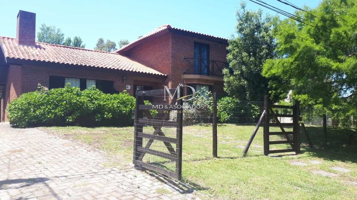 HERMOSA CASA EN SAN RAFAEL CON PISCINA Y PARRILLERO. REF:7427