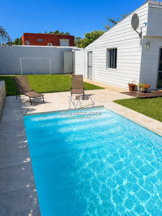 Casa de 3 Dormitorios y piscina en La Barra. REF(9479)