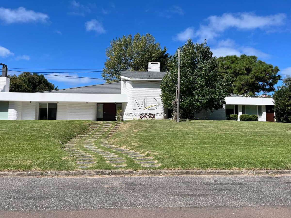 Hermosa Casa en Venta - Espaciosa, Luminosa y con Jardín con Piscina. REF:8191