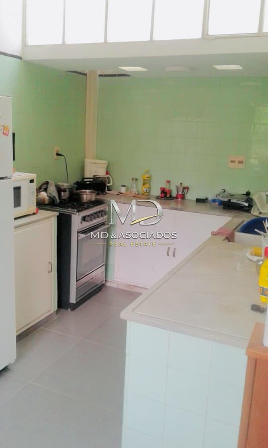 Hermosa casa en excelente punto, a metros de playa mansa.Ref : 6274