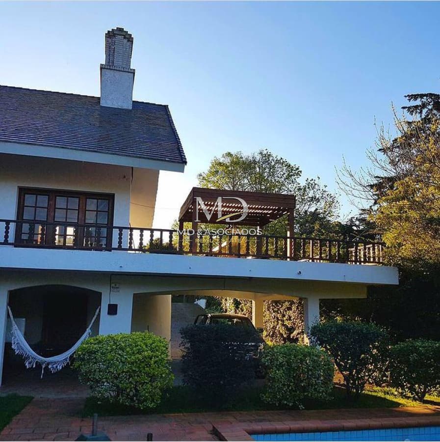 Espectacular casa con piscina climatizada y amplio parrillero techado. REF:6253