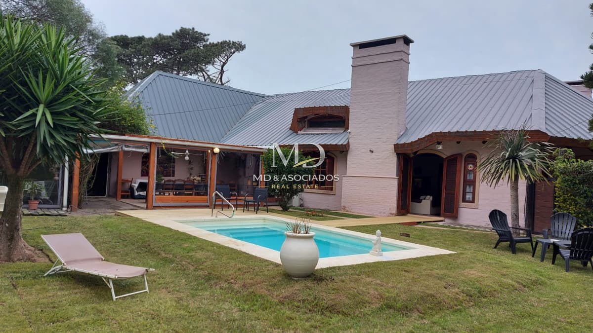 Hermosa casa en barrio residencial (6348)