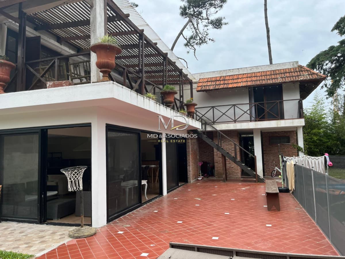 Casa con Amplias Áreas Sociales, Piscina y Cancha de Pádel en el Fondo del Predio. REF(8732)