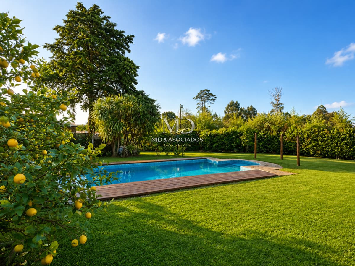 Hermosa casa dispone de gran parque con piscina y parrillero