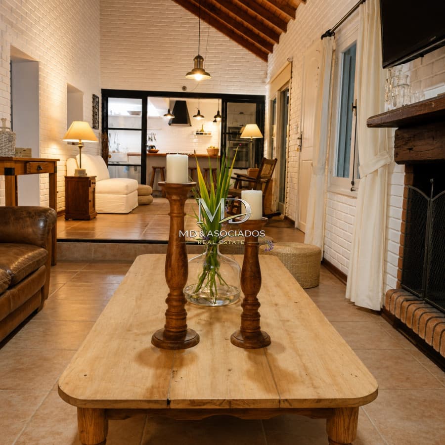 Hermosa casa en tradicional barrio San Rafael, a tan solo cuatro cuadras de playa brava.Ref : 6218