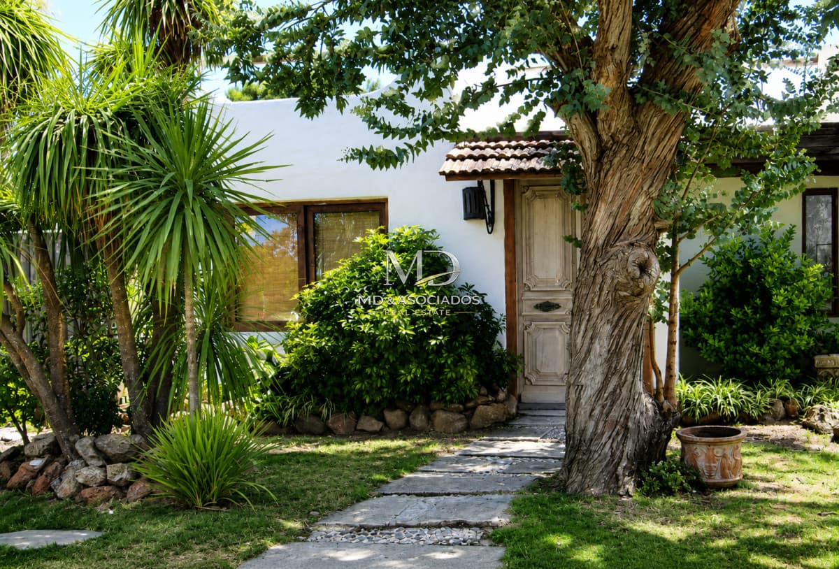 Casa amplia, cerca de todo,muy comoda .Ref: 5367