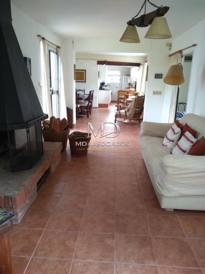 Hermosa casa a tan solo 2 cuadras de playa Brava. REF: 6248