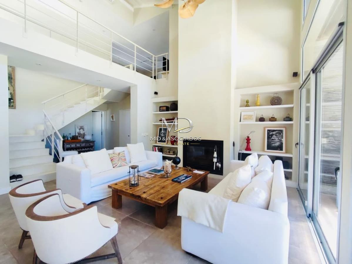 Hermosa casa con piscina climatizada en barrio privado. REF: 7726