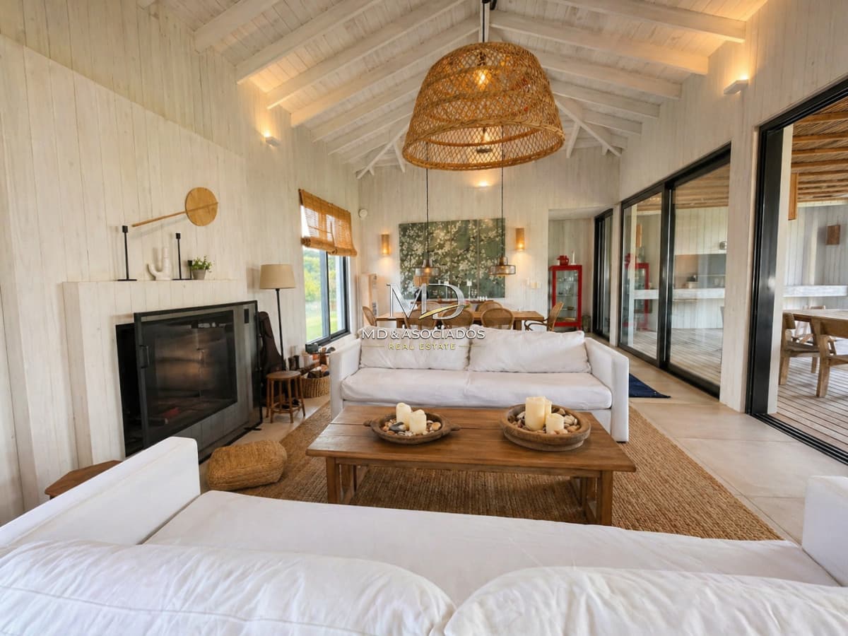 Hermosa casa en barrio privado en José Ignacio.REF: 7107