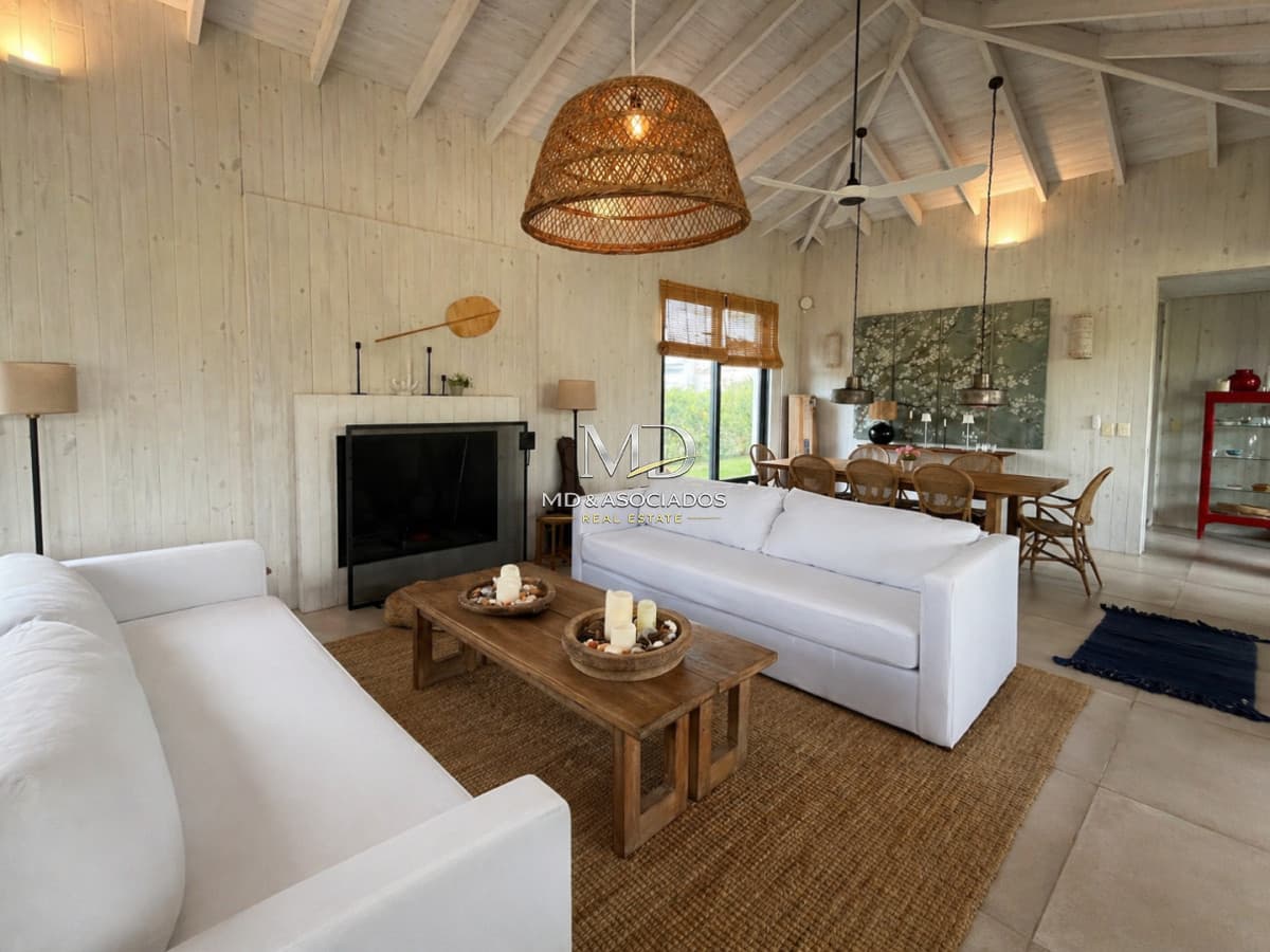 Hermosa casa en barrio privado en José Ignacio.REF: 7107