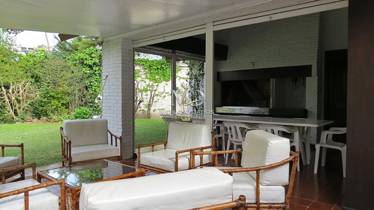 Espectacular casa a solo 2 cuadras de playa mansa, en una zona muy tranquila de Punta del Este