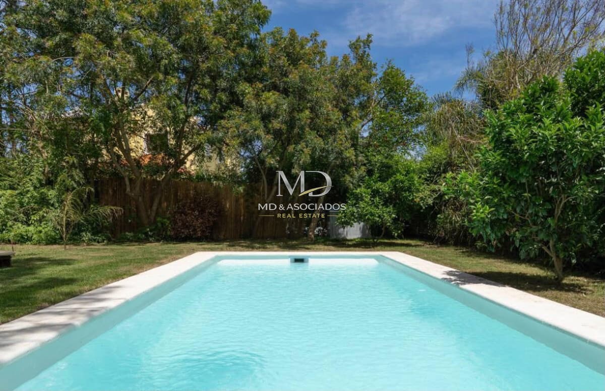 Casa en La Barra con piscina y a pasos del mar. REF(9440)