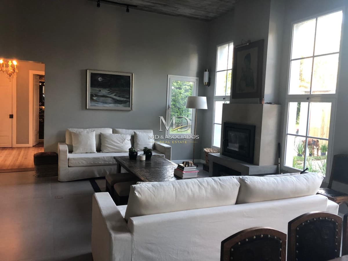Hermosa casa con gran jardín y parrillero