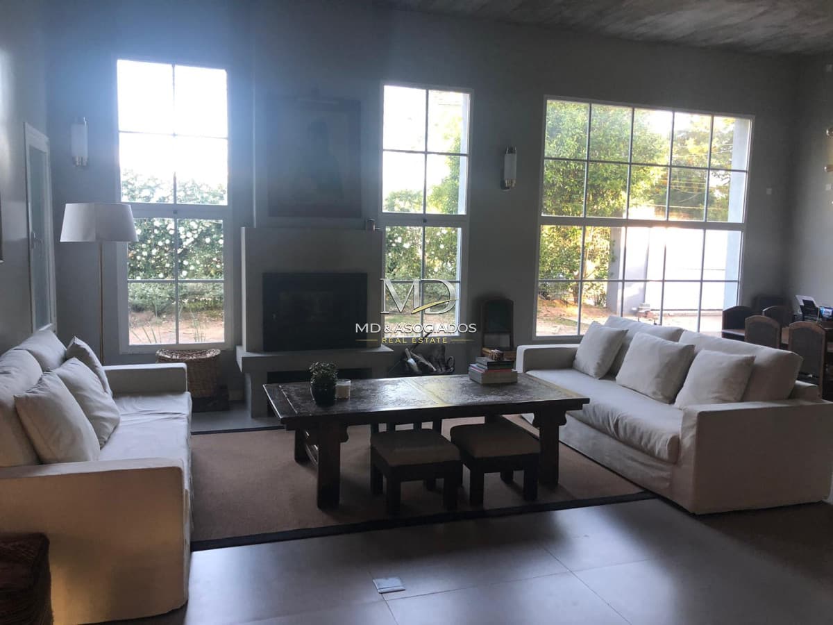 Hermosa casa con gran jardín y parrillero