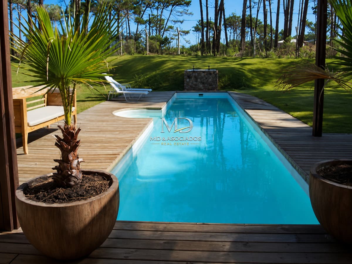 Espectacular propiedad con piscina en barrio privado Laguna Blanca. Ref:5627