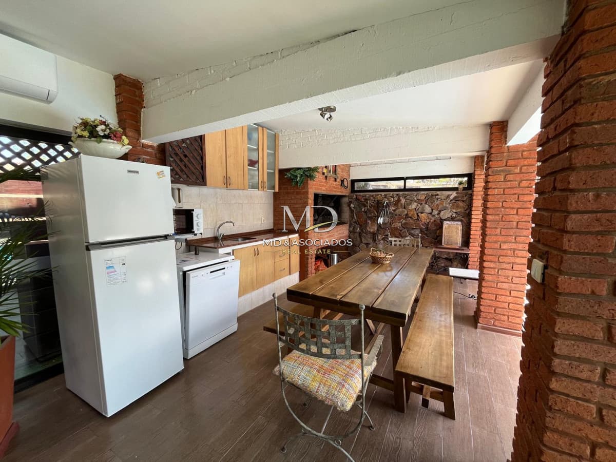 ¡Vacaciones perfectas en Playa Mansa! Casa con piscina y gran jardín. REF:6217
