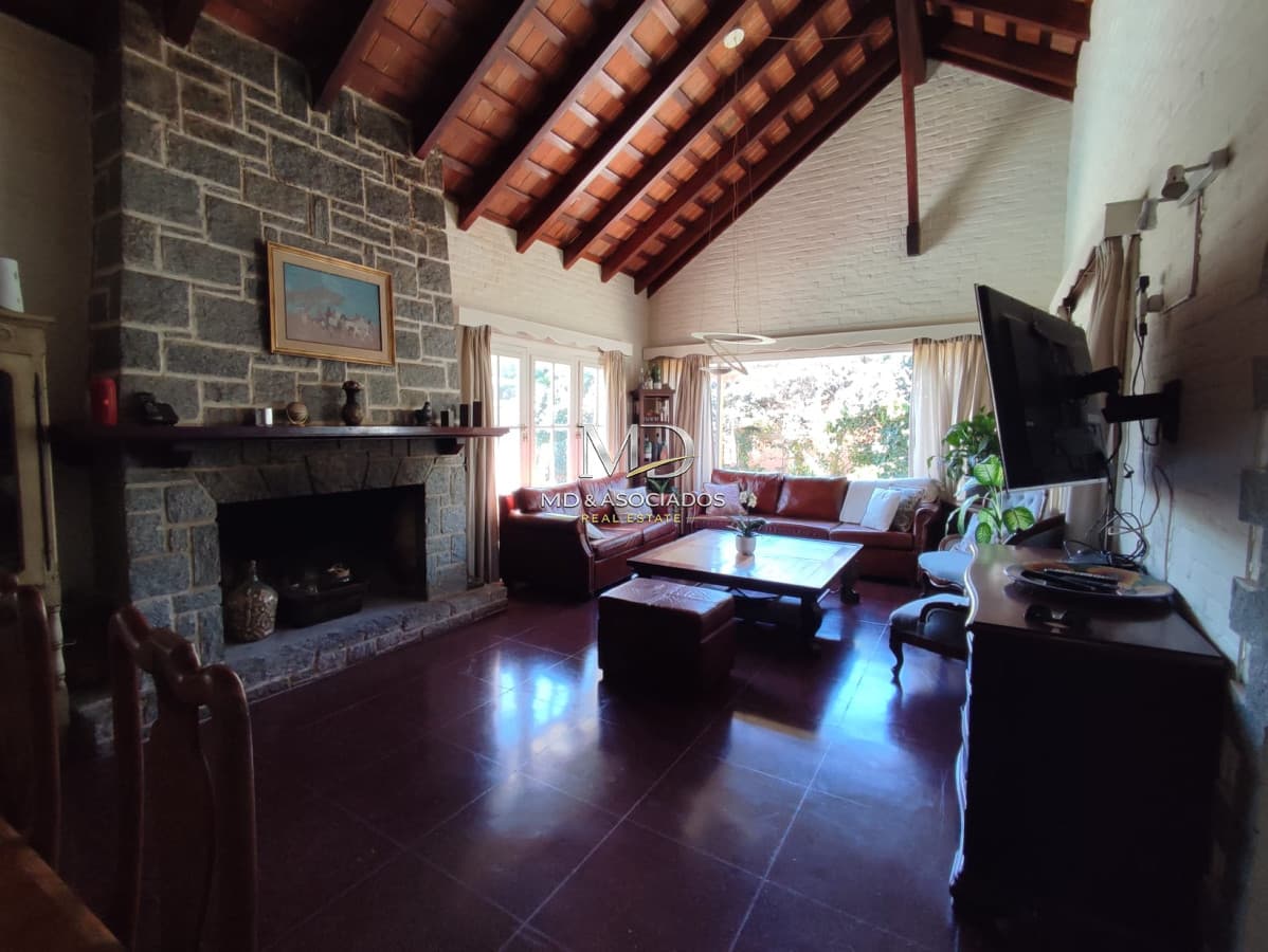 Imperdible casa con piscina y parrillero a solo dos cuadras del mar. REF: 5573