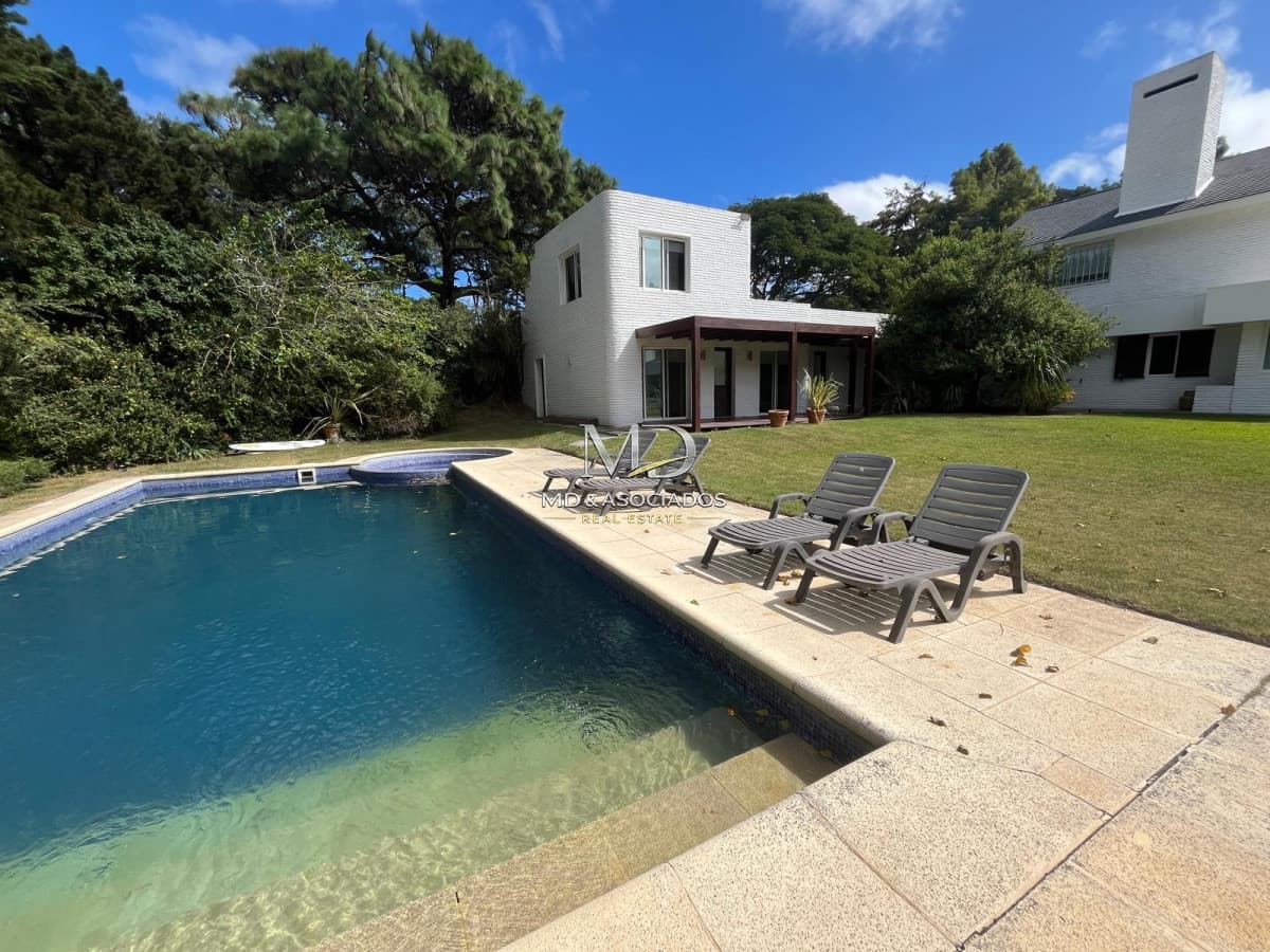 Hermosa Casa en Venta - Espaciosa, Luminosa y con Jardín con Piscina. REF:8191