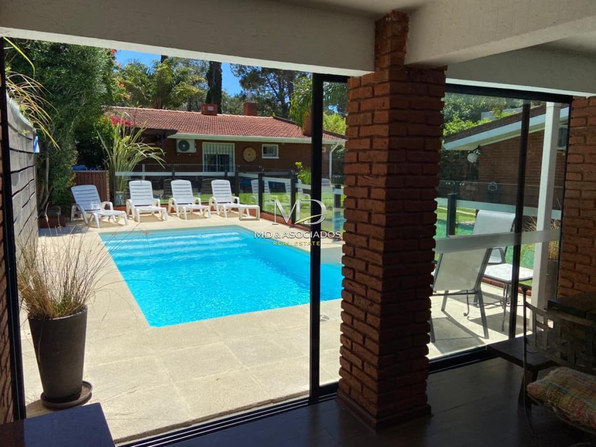 ¡Vacaciones perfectas en Playa Mansa! Casa con piscina y gran jardín. REF:6217