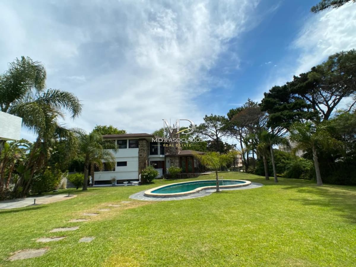 Espectacular Residencia de Lujo con Vista al Mar a Solo 100 Metros de la Playa. REF(8868)