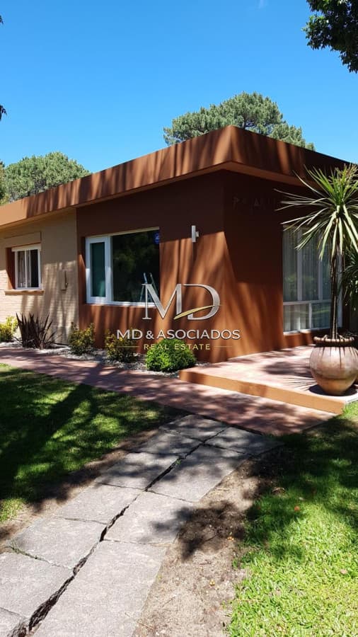 Hermosa casa con piscina en punta del este.Ref: 5815