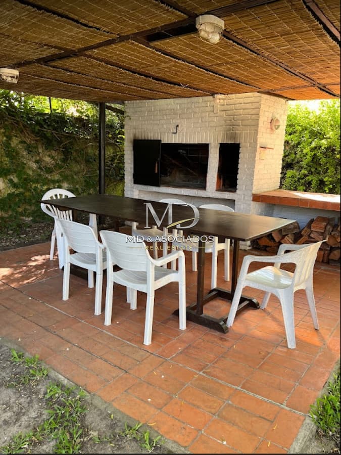 Hermosa casa en parada 9 de la mansa a pasitos del mar. REF: 6278
