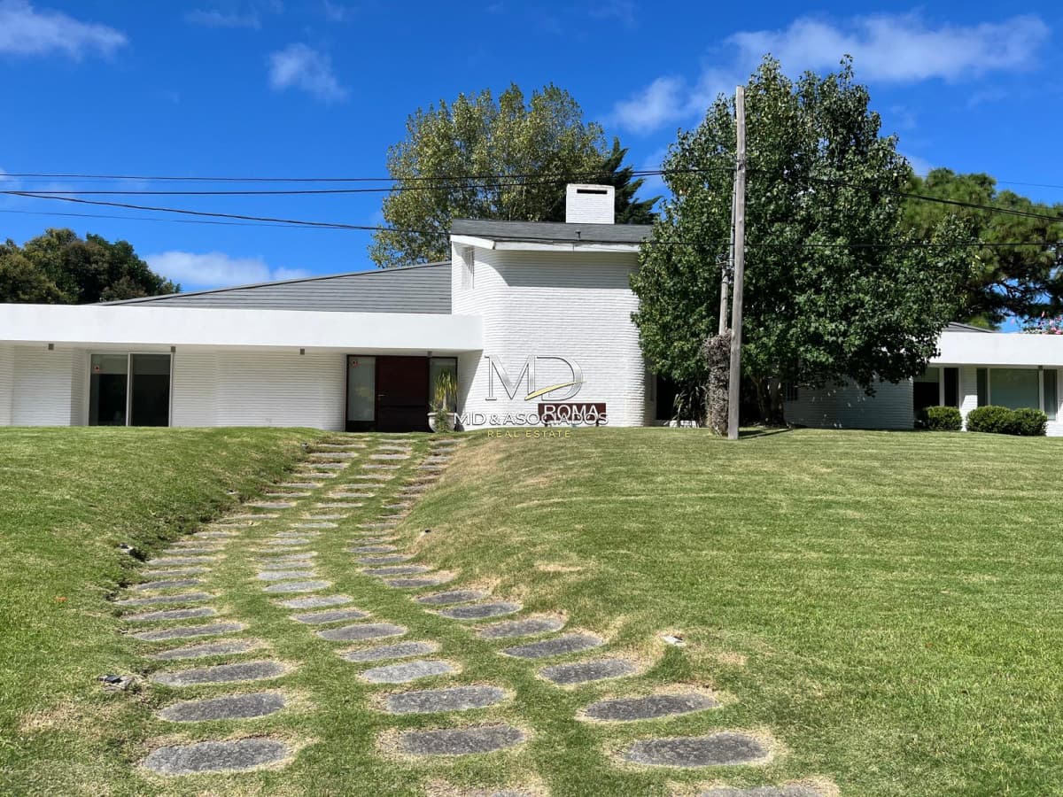 Hermosa Casa en Venta - Espaciosa, Luminosa y con Jardín con Piscina. REF:8191