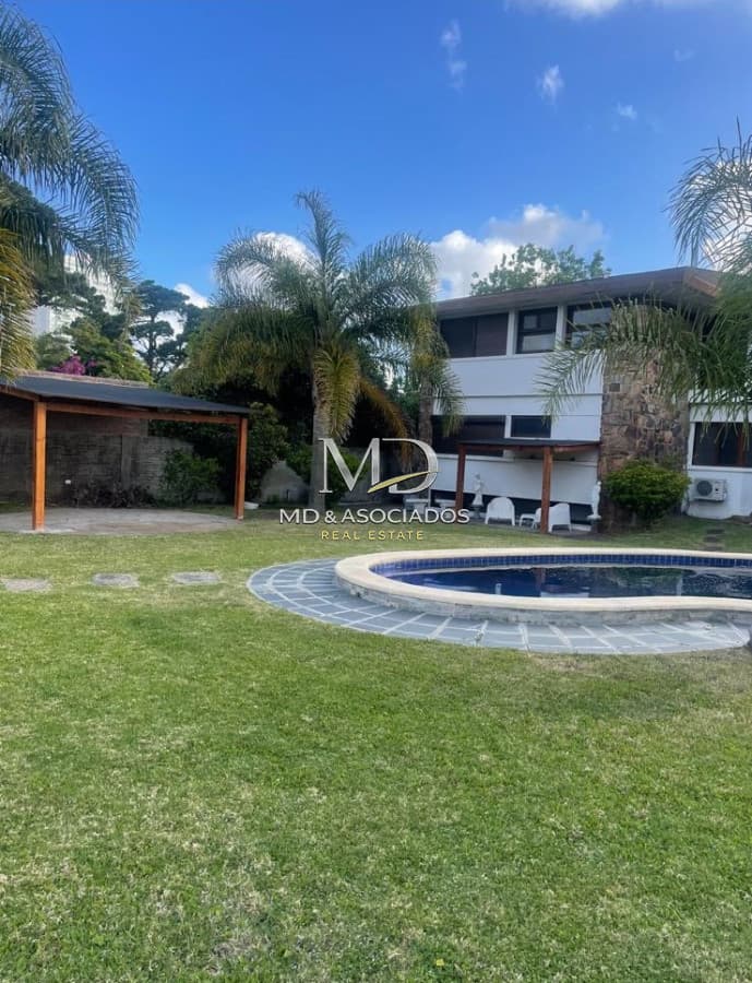 Espectacular Residencia de Lujo con Vista al Mar a Solo 100 Metros de la Playa. REF(8868)