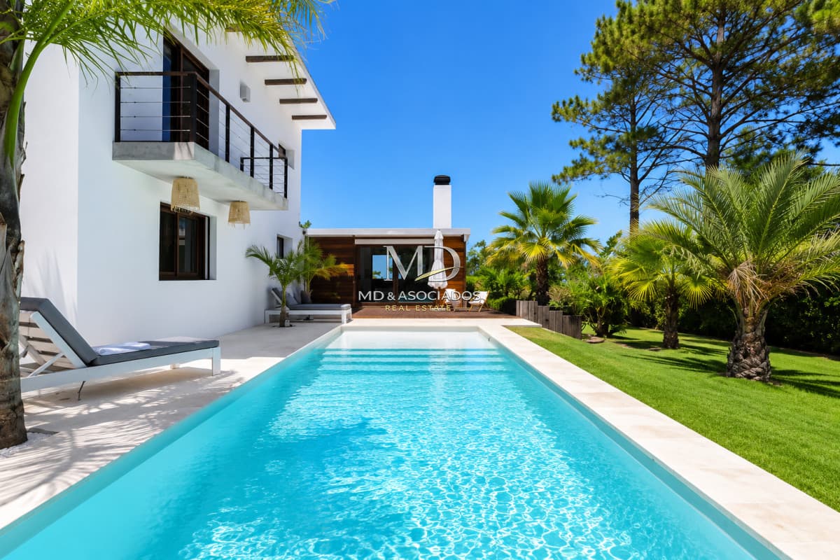 Hermosa casa con piscina climatizada en La Barra.Ref: 7519