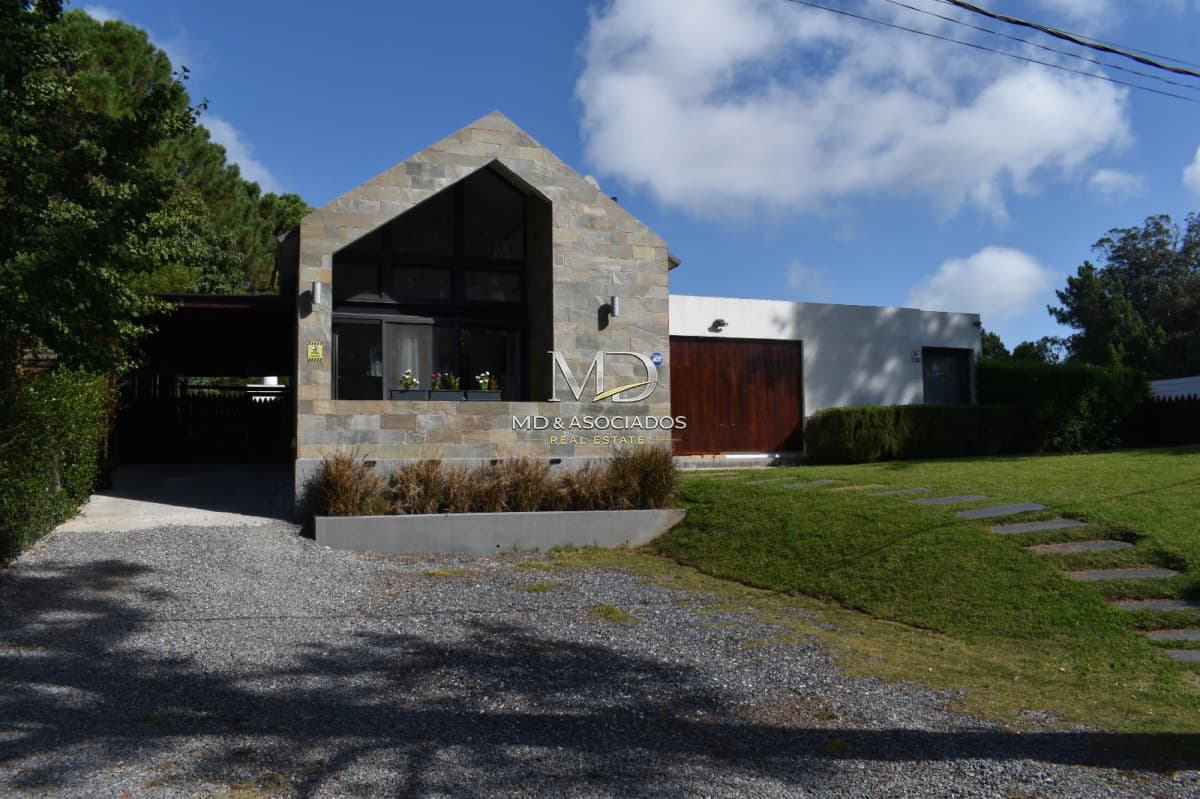 Moderna residencia con piscina climatizada y apartamento independiente. REF(9024)