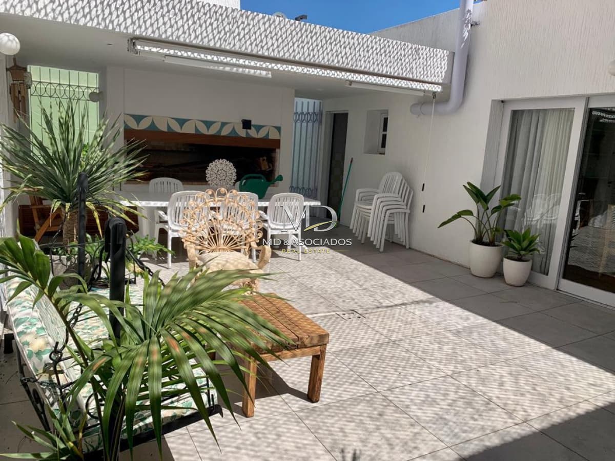 HERMOSA CASA CON AMPLIO PARQUE- PSICINA Y BARBACOA. REF: 6666