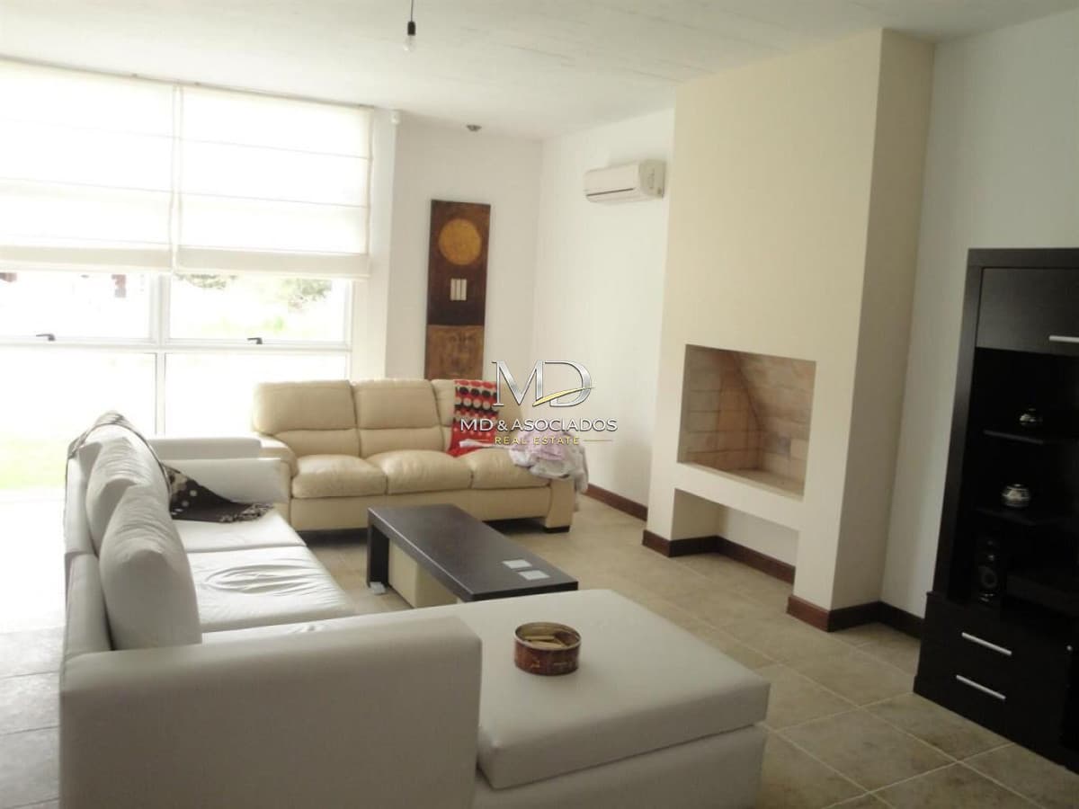 Hermosa casa , en excelente zona, con piscina y parrillero. REF:5999