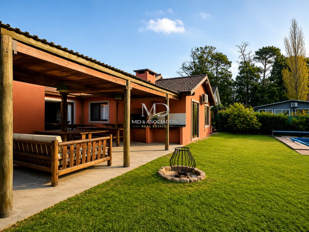 Hermosa casa dispone de gran parque con piscina y parrillero