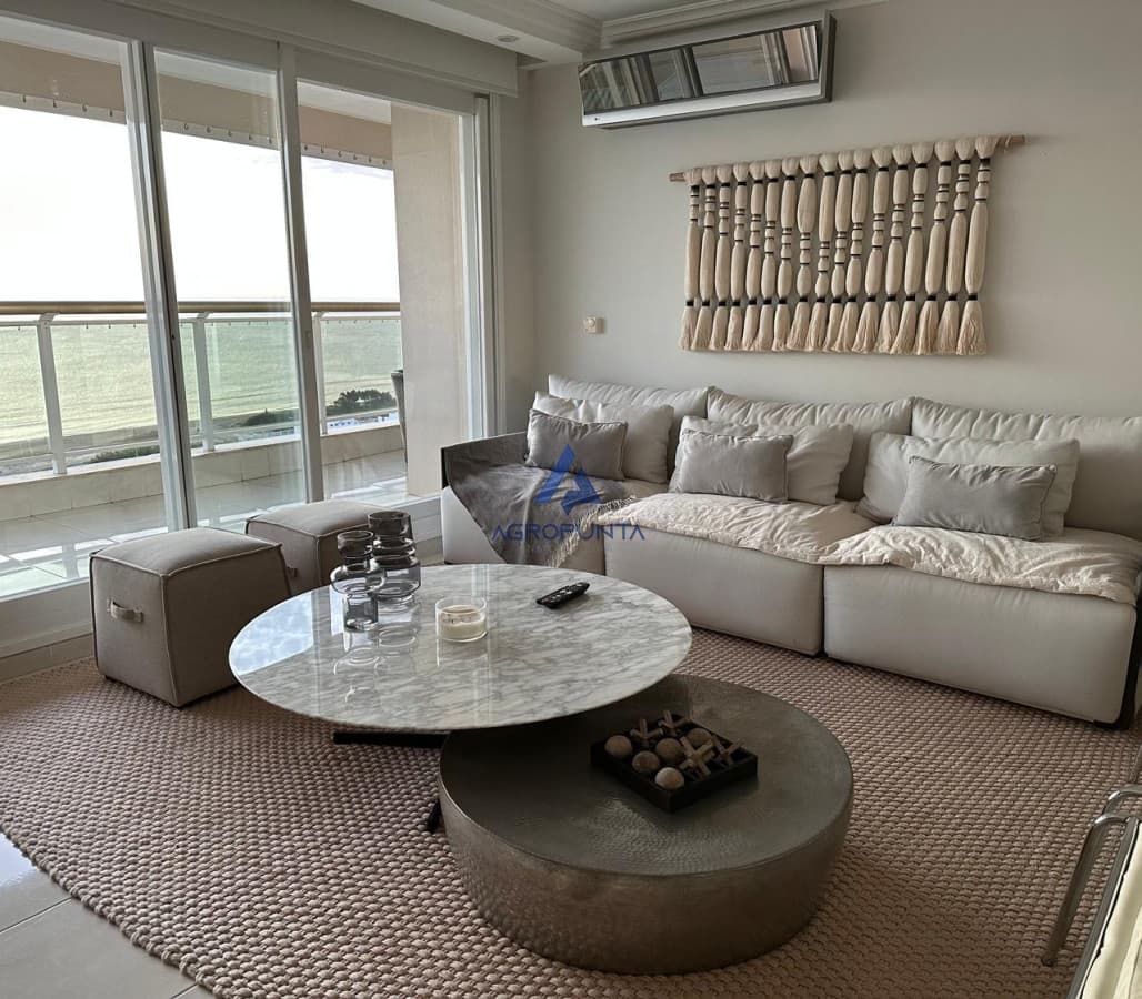 Apartamento en Venta 3 Dormitorios Primera Línea Mansa Punta del Este
