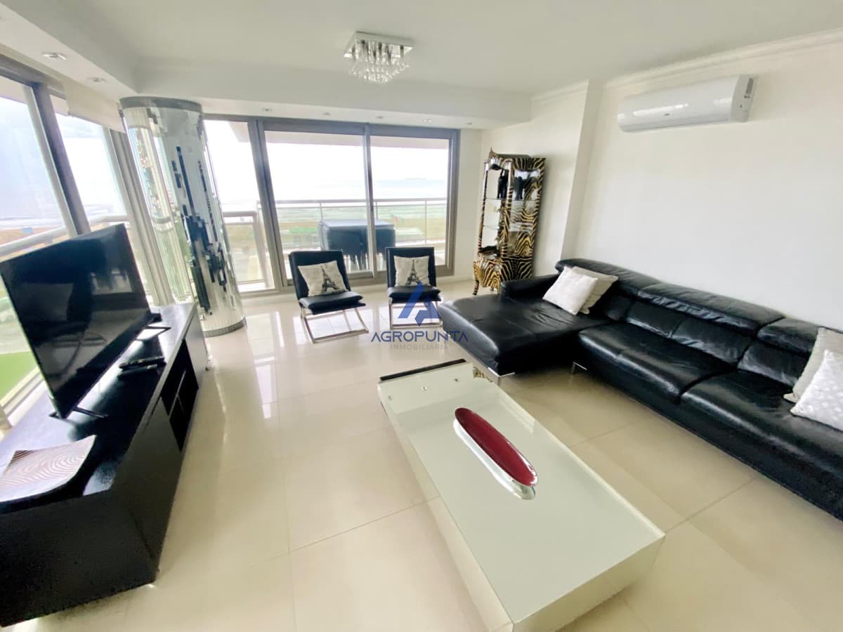 Apartamento en Brava, 3 dormitorios *