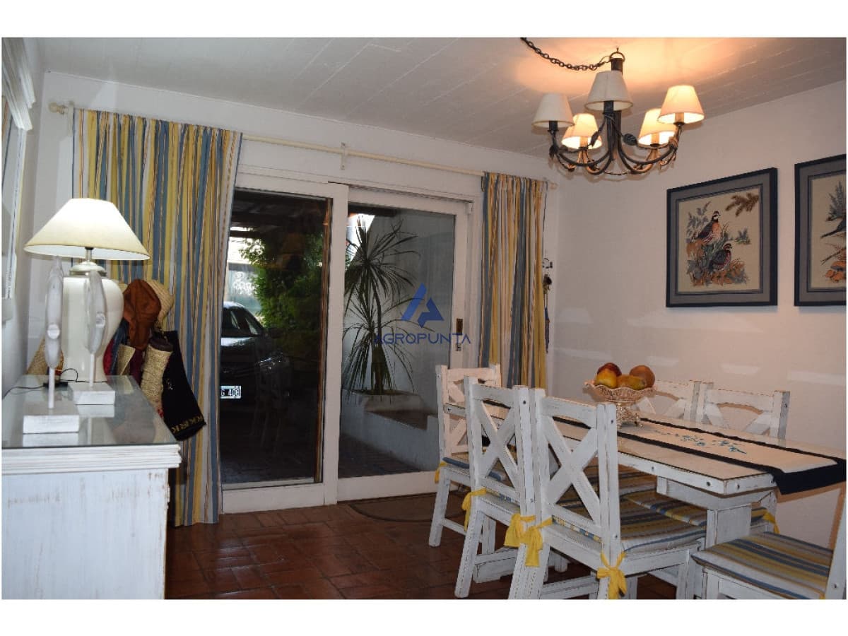 Apartamento en La Barra, 2 dormitorios y dependencia  *  -