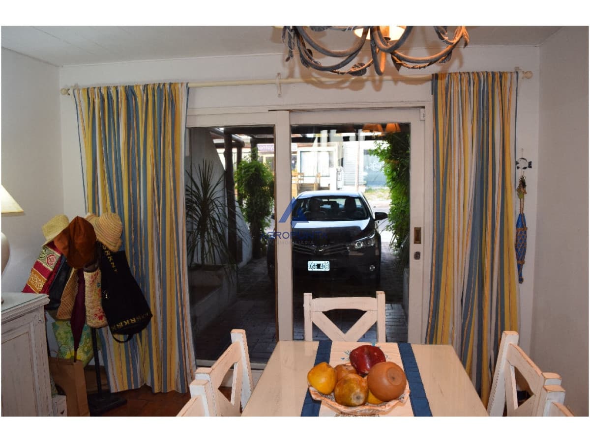 Apartamento en La Barra, 2 dormitorios y dependencia  *  -