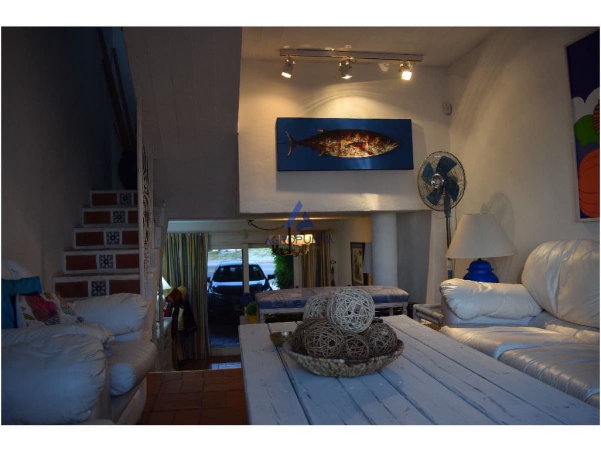 Apartamento en La Barra, 2 dormitorios y dependencia  *  -