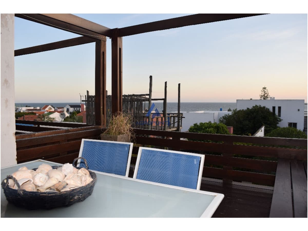 Apartamento en La Barra, 2 dormitorios y dependencia  *  -