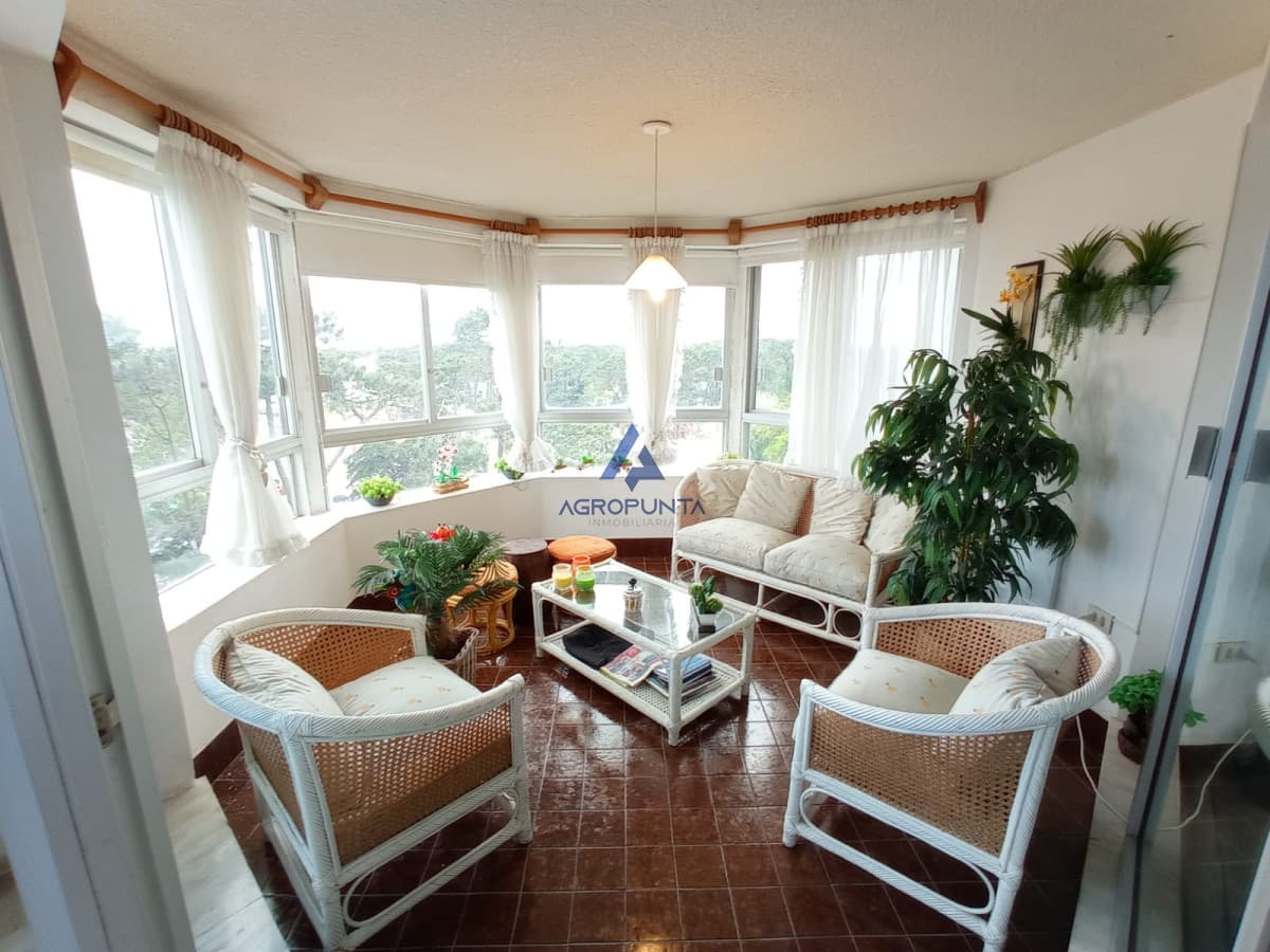Amplio apartamento 3 dormitorios sobre Roosevelt * Venta